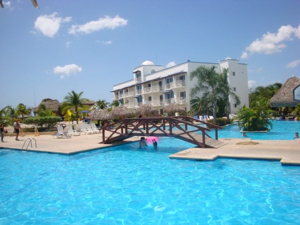 Playa Blanca Resort cuenta con dos piscinas grandÃ­simas para que ...